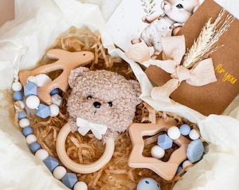 Caixa de presente para recém-nascido – brinquedo de pelúcia, prendedor de cabelo com miçangas e peças de madeira – conjunto artesanal para chá de bebê.