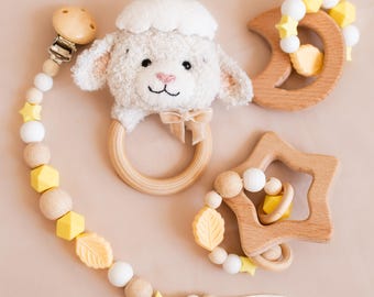 Caixa de presente para recém-nascido – brinquedo de pelúcia, prendedor de cabelo com miçangas e peças de madeira – conjunto artesanal para chá de bebê.