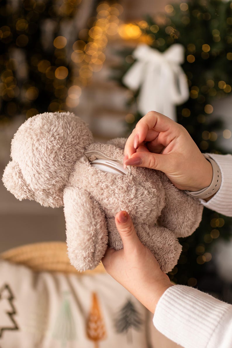 Mjuk plyschleksak med vitt brus – Björn | Avtagbar ljudmodul | Babyshowerpresent bild 9