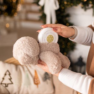 Mjuk plyschleksak med vitt brus – Björn | Avtagbar ljudmodul | Babyshowerpresent bild 6