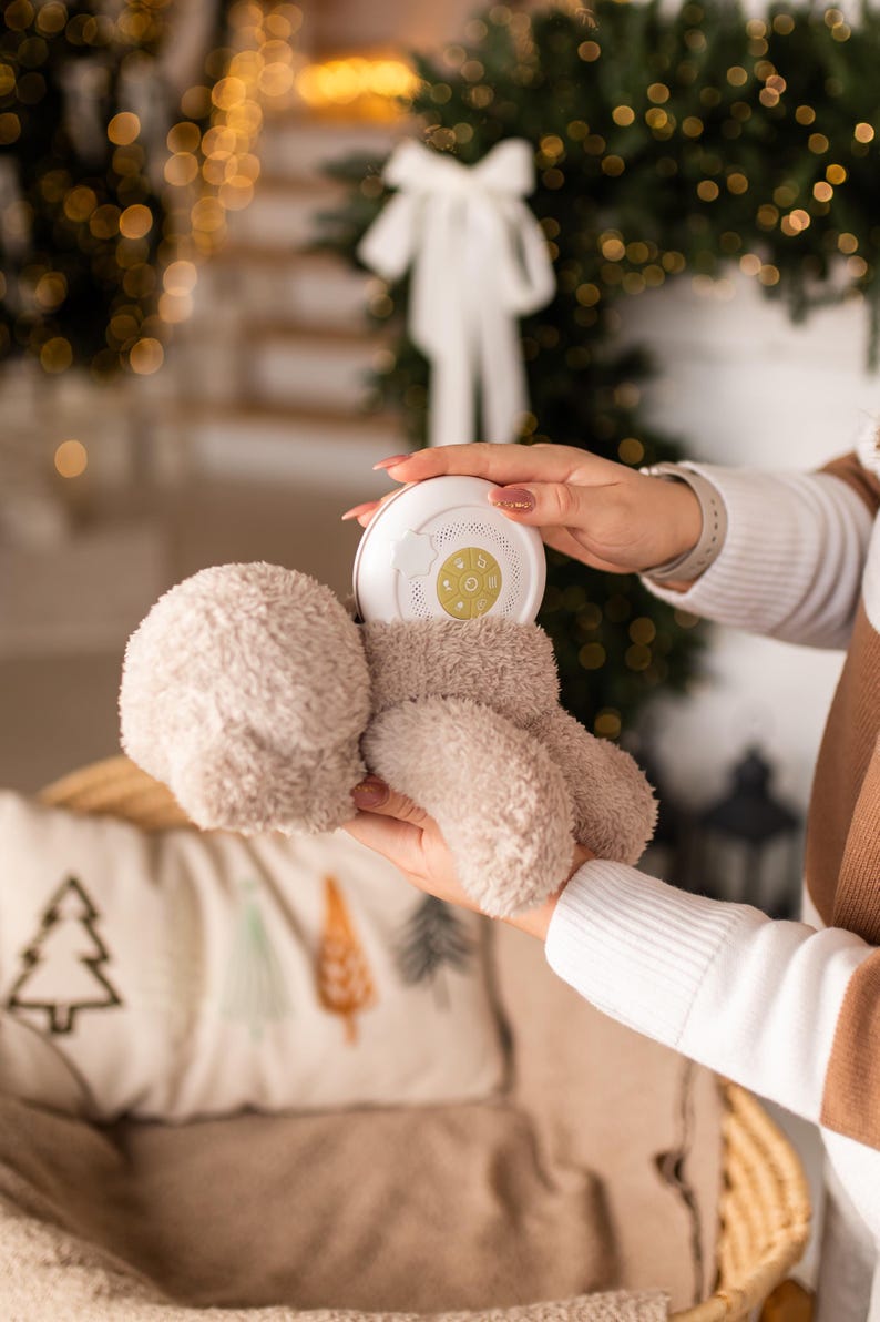 Mjuk plyschleksak med vitt brus – Björn | Avtagbar ljudmodul | Babyshowerpresent bild 6