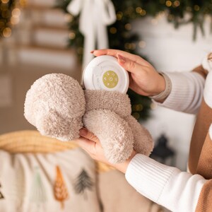 Mjuk plyschleksak med vitt brus – Björn | Avtagbar ljudmodul | Babyshowerpresent bild 7
