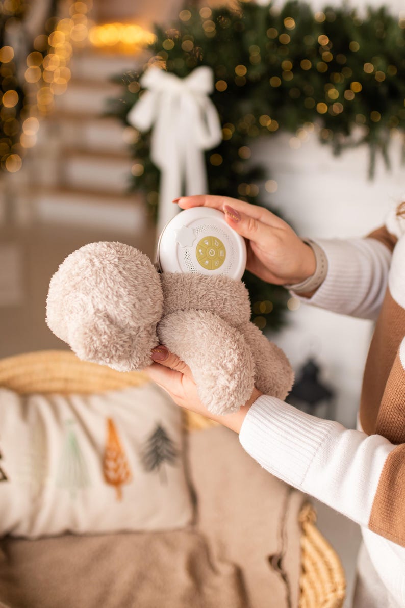 Mjuk plyschleksak med vitt brus – Björn | Avtagbar ljudmodul | Babyshowerpresent bild 7