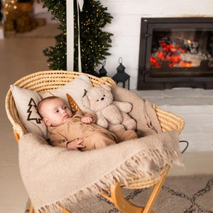 Mjuk plyschleksak med vitt brus – Björn | Avtagbar ljudmodul | Babyshowerpresent bild 19