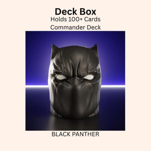 Op de afbeelding: Een zwarte deck box in de vorm van een pantermasker met witte oogaccenten. De tekst erboven luidt Deck Box, Holds 100+ Cards, Commander Deck, en de tekst eronder luidt BLACK PANTHER. De houder is ontworpen voor een standaard kaartspel.