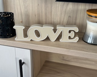 Liebe, große 3D gedruckte Skulptur: Personal Home Decor. Beige mit weißer Zierleiste