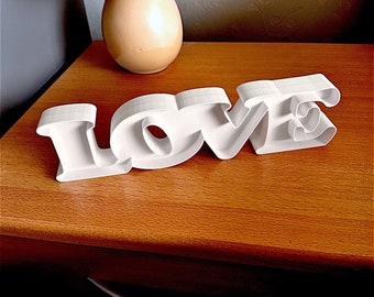 Grande sculpture « Love » imprimée en 3D : décoration d'intérieur unique.