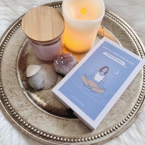Tarjetas de yoga para dormir con posturas de yoga, mudras de manos, ejercicios de respiración, puntos de acupresión y afirmaciones. ¡El mejor regalo de Navidad! 65 tarjetas.