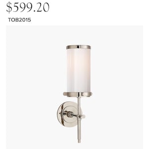 Könnte beinhalten: Eine Bryant Badezimmer-Wandleuchte, eine Wandleuchte mit einem zylindrischen Schirm aus Milchglas und einer polierten Nickeloberfläche. Die Leuchte ist 35,56 cm hoch. Teil der Signature Collection.