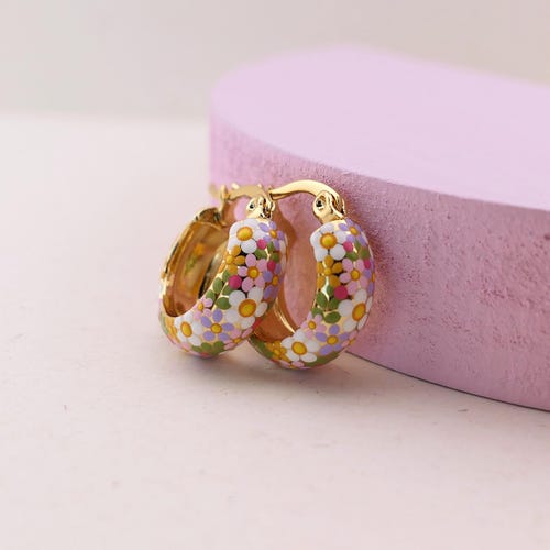 Pendientes de aro pequeños con diseño floral pintados a mano de BOTANICAL: Joyería floral chapada en oro de 18 quilates.