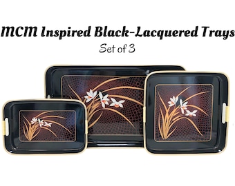 Ensemble de 3 plateaux de service gigognes Apex laqué noir vintage, design « Fleur de Kyoto », (n° 9902) dans sa boîte et son emballage d'origine, Fabriqué au Japon