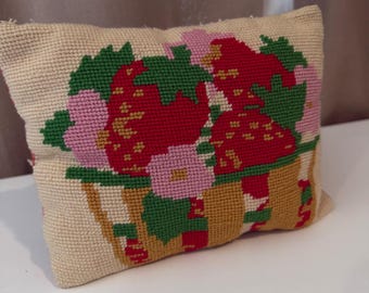 Vintage Needlepoint Jordgubbskorg Liten Dekorativ Kudde Retro Dekor