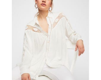 Blusa oversize Dotti para mujer, color crema, estilo boho, con ribete de encaje de ganchillo y botones.