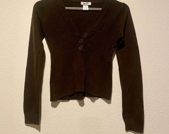 Blusa de malha canelada marrom com manga comprida e decote em V e botões