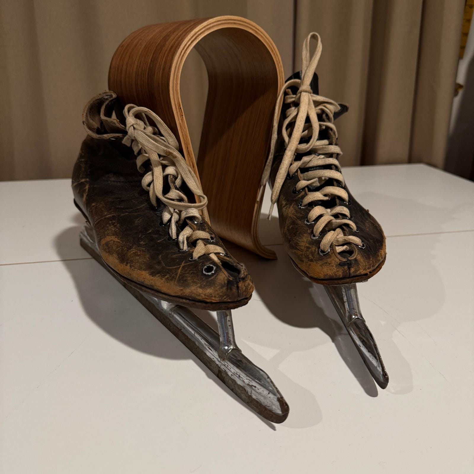 Vintage Leather Ice Skates Mens Womens Figure Skates Retro  display picture 2