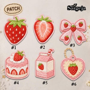 Puede incluir: Parches bordados con diseños de fresas. Incluye una fresa entera, una fresa cortada, un lazo con fresas, una tarta de fresas, un cartón de leche de fresa y un corazón de fresa. Los parches son en tonos de rojo, rosa y verde.