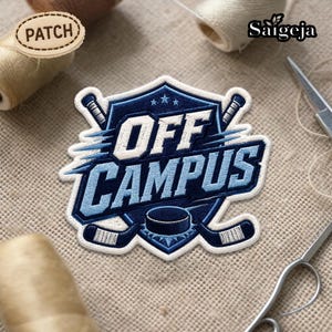 Puede incluir: Parche bordado con las palabras "OFF CAMPUS" en blanco y azul claro, con palos de hockey y un disco. El parche tiene forma de escudo con un borde azul oscuro y tres estrellas en la parte superior. La palabra "PATCH" está en una etiqueta de madera separada.