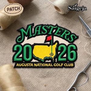 Puede incluir: Parche bordado con el texto "MASTERS 2026" en verde, un mapa amarillo del Augusta National Golf Club y una bandera roja. También incluye el texto "AUGUSTA NATIONAL GOLF CLUB".