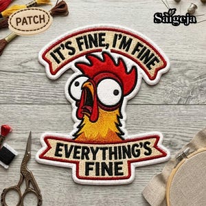 Pode incluir: Remendo bordado com um desenho de galo de desenho animado. O remendo apresenta o texto "IT'S FINE, I'M FINE" acima do galo e "EVERYTHING'S FINE" abaixo. O galo tem uma crista vermelha e penas amarelas, com olhos grandes e um bico aberto.