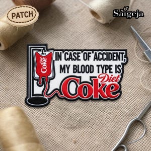 Può includere: Toppa ricamata con la scritta "IN CASE OF ACCIDENT, MY BLOOD TYPE IS Diet Coke". La toppa presenta un design a sacca di sangue Diet Coke rosso e bianco. La toppa è bianca e nera con accenti rossi.