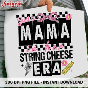 以下が含まれることがあります： 「Just a MAMA in her STRING CHEESE ERA」のテキストが黒とピンクで描かれた白いグラフィックデザイン。ピンクのリボン、花、稲妻、ストリングチーズのイラストが含まれています。デザインは300 DPIのPNGファイルです。