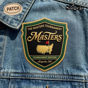 Puede incluir: Un parche del Torneo Masters con un borde verde y dorado, con las palabras "The Masters Tournament" y "Masters" en letras doradas. El parche incluye un mapa dorado de los Estados Unidos con una bandera de golf y el texto "Tournament Edition Augusta, GA."