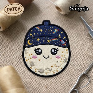 Puede incluir: Parche bordado con una luna sonriente con mejillas rosadas, un cielo azul marino con estrellas, cohetes y una luna creciente. El parche tiene un borde negro y la palabra "PATCH" en un parche separado.
