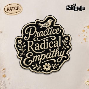 Peut inclure: Écusson brodé noir et crème avec l'inscription "Practice Radical Empathy" dans une police décorative. Un petit oiseau et des motifs floraux ornent le design. Un autre écusson avec le mot "PATCH" est également visible.