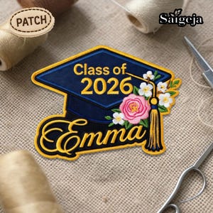 Può includere: Un cartello in legno rustico con la scritta "Welcome to our home" in lettere bianche. Il cartello presenta una finitura invecchiata e un design semplice e invitante, perfetto per l'arredamento dell'ingresso.