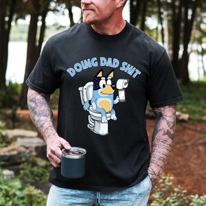 Doing Dad Shit png, grappige cartoon toilet sublimatie ontwerp, trendy vaderdag T-shirt mok retro png-ontwerp voor mannen, digitale download