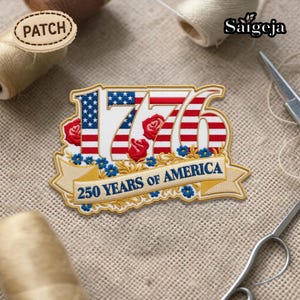 Può includere: Toppa ricamata con il numero "1776" in rosso, bianco e blu, con un design a stelle e strisce. La toppa include rose rosse, fiori blu e la scritta "250 YEARS OF AMERICA" su uno stendardo. La parola "PATCH" è su una toppa separata.