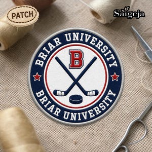 Puede incluir: Parche bordado circular con las palabras "Briar University" en un borde azul marino. El centro tiene un fondo blanco con palos de hockey cruzados, un disco de hockey y la letra "B" roja. El parche incluye estrellas rojas.