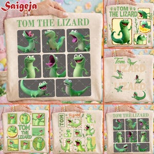 Puede incluir: Varias bolsas de mano beige con el texto "TOM THE LIZARD" e ilustraciones de lagartos verdes. Las bolsas presentan diferentes poses y diseños del lagarto de dibujos animados, algunas también incluyen texto y gráficos adicionales.