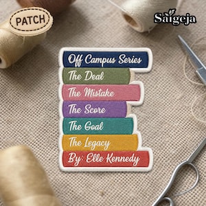 Könnte beinhalten: Gestickter Aufnäher mit dem Text "Off Campus Series" und Buchtiteln: "The Deal", "The Mistake", "The Score", "The Goal" und "The Legacy". Der Aufnäher ist in verschiedenen Farben mit einem weißen Rand gehalten. Der Name des Autors, Elle Kennedy, ist ebenfalls enthalten.