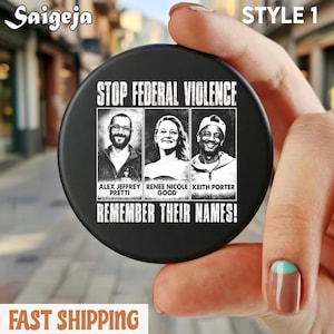 Pode incluir: Suporte de telefone redondo preto com o texto "STOP FEDERAL VIOLENCE" e as palavras "REMEMBER THEIR NAMES!". O suporte apresenta três retratos em preto e branco. O produto está rotulado como "STYLE 1".