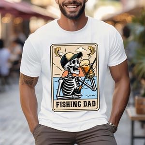 Carta del Tarot de Papá Pescador con Esqueleto Divertido (Png), Diseño de Pescador con Calavera Espeluznante para el Día del Padre (Png), Regalo Gótico para Papá Pescador, Día del Padre 2025