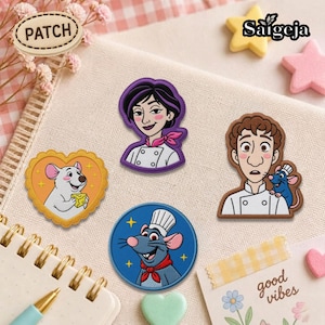 Può includere: Collezione di toppe ricamate con personaggi di un film. Include uno chef, un ratto e un topo che tiene in mano del formaggio. Le toppe sono di varie forme, tra cui un cerchio, un cuore e un ovale. La parola "PATCH" è su una toppa.