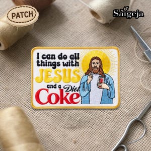 Può includere: Toppa ricamata con la scritta "Posso fare tutto con Gesù e una Diet Coke". La toppa presenta un'immagine di Gesù che tiene in mano una lattina di Diet Coke, con un alone giallo. La toppa ha un bordo giallo.