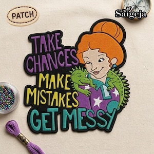 Peut inclure: Écusson brodé avec une femme de dessin animé et un dragon vert. Le patch porte l'inscription "TAKE CHANCES MAKE MISTAKES GET MESSY" en violet, jaune et turquoise. Un petit patch avec le mot "PATCH" est également visible.