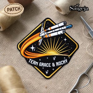 Puede incluir: Un letrero de madera rústica con el texto "Welcome to our home" en letras blancas. El letrero presenta un acabado envejecido y un diseño simple y acogedor, perfecto para la decoración de la entrada.