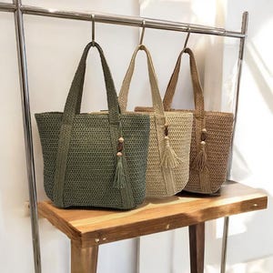 Handgewebte Sommer-Einkaufstasche für Frauen / Modische handgefertigte Großraumgeschenk-Handtasche mit Quasten-Anhänger / Stilvolle Einkaufs- und Strandtasche