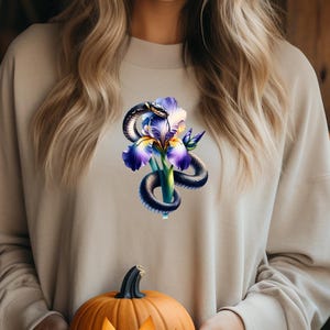 T-SHIRT SLANG - shirt exotische slang, shirt slang en bloem, shirt irisbloem, shirt slangenprint, bloemen slangenshirt, shirt met lange mouwen