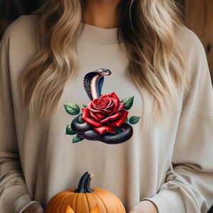 SLANG MINNAAR SHIRT - shirt cobraslang en rode bloem, shirt exotische slang, shirt met lange mouwen, shirt met slangenprint, comfort kleur shirt voor cadeau