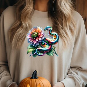 BLOEMENSLANG - Shirt slang en bloem, exotisch slangenshirt, T-shirt met lange mouw, shirt met slangenprint, comfortabel kleurenshirt, slangenshirt