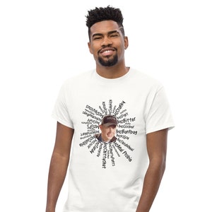 Puede incluir: Una camiseta blanca con un diseño de nube de palabras en blanco y negro que incluye las palabras "McChittychat", "McAnal Probie", "McThird Wheel", "McBarfbag", "MoGoober", "McBitter", "McDigit", "McCranky", "McSmarty Patts", "MeSpiracy", "MELOVIN", "MeGullible", "MOGPS", "MoGruff", "MeMoneyBags", "Viove", "Wort", "ck" y "McTardy".