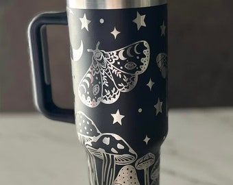 Mushroom Moonlight Moths 40oz láser grabado diseño de envoltura completa para vaso de 40oz, descarga digital, diseño sin costuras, SVG para rotativo láser