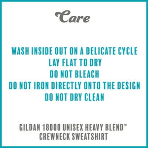 Op de afbeelding: Wasinstructies voor een Gildan 18000 Unisex Heavy Blend Crewneck Sweatshirt: Was binnenstebuiten op een delicate cyclus, droog plat, gebruik geen bleekmiddel, strijk niet direct op het ontwerp en stoomreinigen niet.