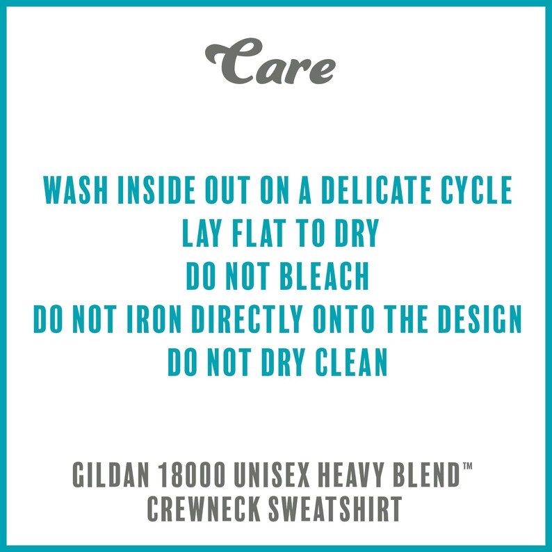 Op de afbeelding: Wasinstructies voor een Gildan 18000 Unisex Heavy Blend Crewneck Sweatshirt: Was binnenstebuiten op een delicate cyclus, droog plat, gebruik geen bleekmiddel, strijk niet direct op het ontwerp en stoomreinigen niet.