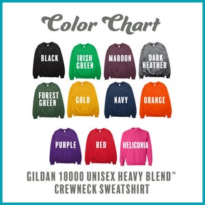 Op de afbeelding: Kleurenkaart met verschillende kleuren Gildan 18000 Unisex Heavy Blend Crewneck Sweatshirts. De kleuren omvatten zwart, Iers groen, bordeauxrood, donker grijs, bosgroen, goud, marineblauw, oranje, paars, rood en heliconia.