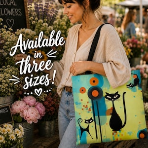 Pode incluir: Uma sacola com um gráfico estilizado de dois gatos pretos em um fundo verde claro com círculos laranja abstratos e formas geométricas azuis. A bolsa tem uma alça preta e inclui o texto em branco Available in three sizes!